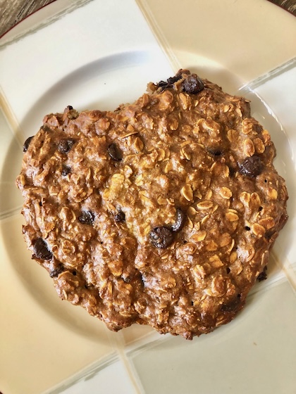 Low-Sugar Breakfast Chocolate Chip Oatmeal Cookie (One-Bowl Easy)